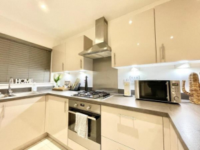 Large Ashford home just off M20 with parking, sleeps 7